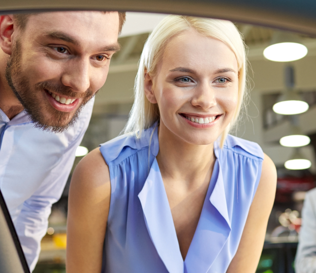 Foto de personas comprando auto