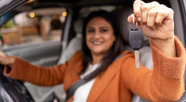 Mujer mostrando las llaves del vehículo