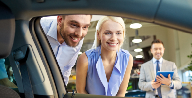 Foto de personas comprando auto