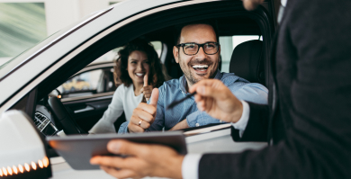 Foto de pareja dentro de auto